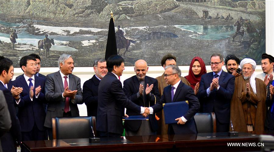 Afghan Minister of Public Works Mahmuod Baligh (R, front) shakes hands with Vice Chairman of China Road and Bridge Corporation (CRBC) Lu Shan (L, front) during a contract signing ceremony witnessed by Afghan President Mohammad Ashraf Ghani (C) in Kabul, capital of Afghanistan, on Jan. 8, 2017. Chinese construction firm China Road and Bridge Corporation (CRBC) signed a contract on Sunday to build a key road in central Afghanistan. Afghan Minister of Public Works Mahmuod Baligh and Vice Chairman of China Road and Bridge Corporation (CRBC) Lu Shan signed the 205-million-U.S. dollar deal during the ceremony here on Sunday. (Xinhua/Dai He)