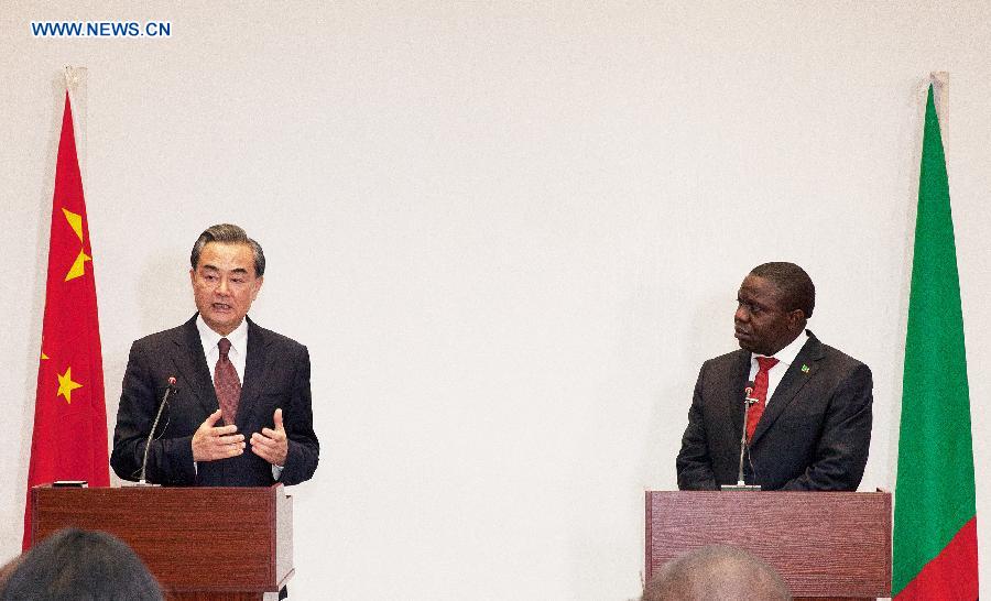 Chinese Foreign Minister Wang Yi (L) attends a joint press conference with his Zambian counterpart Harry Kalaba in Lusaka, capital of Zambia, Jan. 8, 2017. (Xinhua/Peng Lijun)