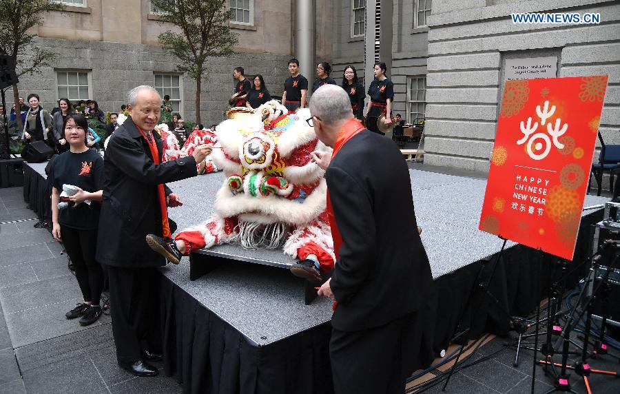 Chinese Ambassador to the United States Cui Tiankai (L) and Smithsonian Secretary David Skorton dot the eyes of a dancing lion during an event celebrating Chinese Lunar New Year at Smithsonian American Art Museum, Washington D.C., the United States, on Jan. 28, 2017.(Xinhua/Yin Bogu)
