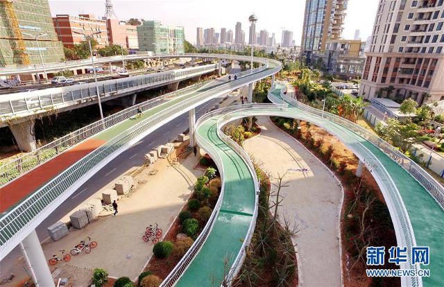 The 7.6-kilometer-long lane is also the longest in the world to be built on raised platforms. It has 11 exits, connecting with six Bus Rapid Transit Stations, three overpasses and four buildings.