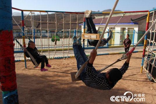 　　孩子們在幼兒園愉快地盪鞦千