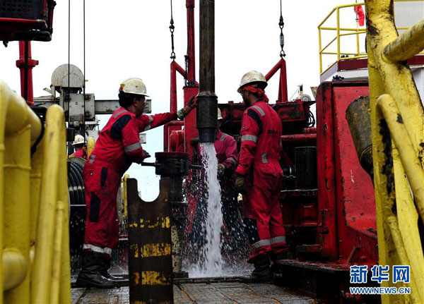 Workers working on the drilling ship JOIDES Resolution.[Photo: Xinhua]