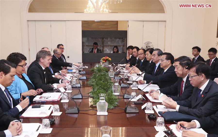 Chinese Premier Li Keqiang (3rd R) and his New Zealand