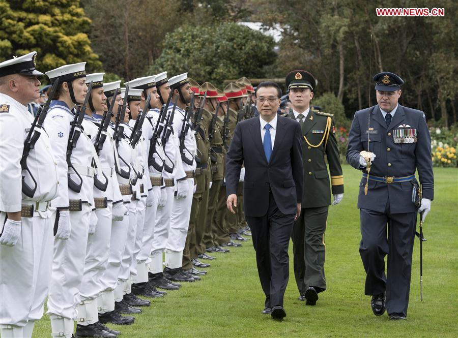 Chinese Premier Li Keqiang (front) attends a welcome ceremony held by his New Zealand