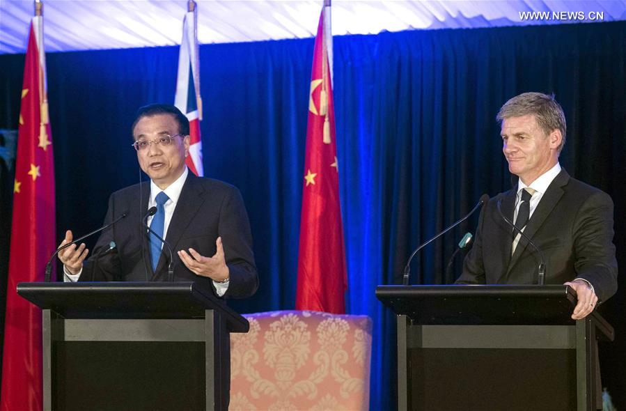 Chinese Premier Li Keqiang (L) and his New Zealand