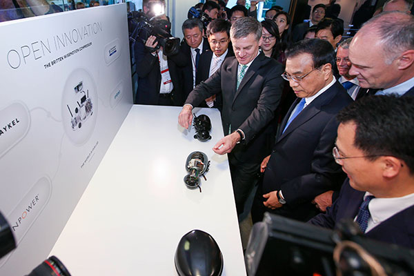 Premier Li Keqiang was accompanied by his New Zealand counterpart, Bill English, on a visit to the research center of Fisher & Paykel, a well-known local household appliance company, now majority-owned by Haier Group, a Chinese firm, in Auckland, a city in the North Island of New Zealand, on March 28.