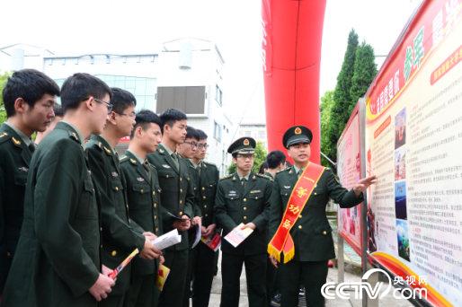 　　青雲譜區人武部邀請一等功功臣四級軍士長李俊輝為南昌大學人武學院大學生講解入伍政策的情景。（盧成行/攝）