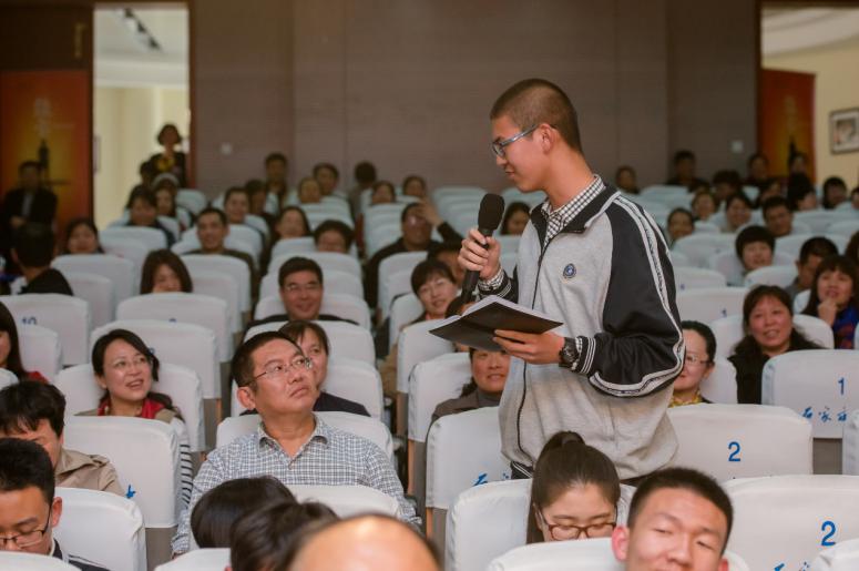 現場交流環節，一位同學向爸爸“大膽”地提出了一個要求：“希望你可以讓我把話説完。”