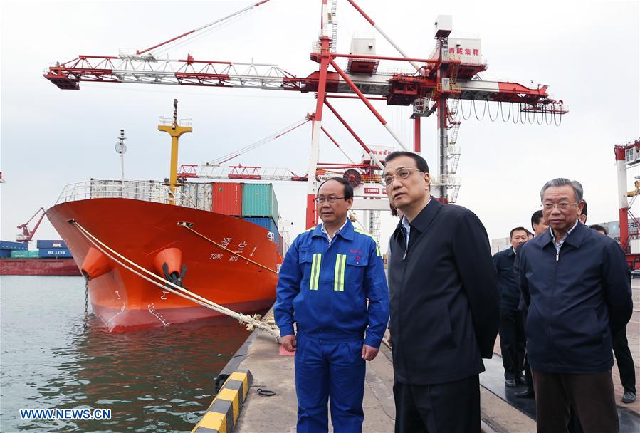 Chinese Premier Li Keqiang (C) inspects Weihai Port in Weihai City, east China