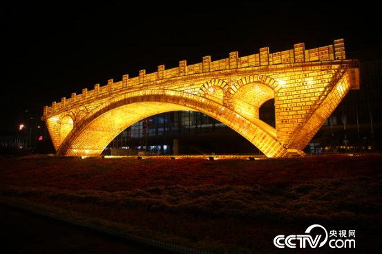 　　北京奧林匹克公園內的“絲路金橋”景觀寓意架設“溝通之橋”