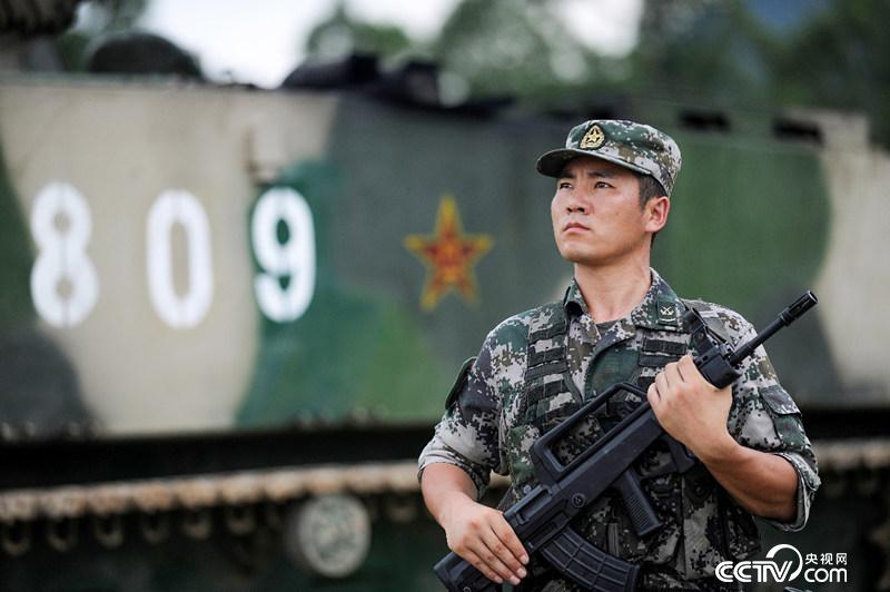 8年勤學苦練，王銳成為全軍最年輕的“雙特”兩棲裝甲尖兵。（彭希 攝）