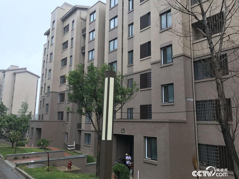 異地搬遷讓和趙書進一樣的貧困戶住上了樓房。(王莉莉 攝)