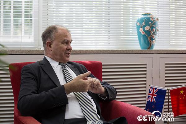 新西蘭駐華大使麥康年接受央視網記者專訪（記者　王嵩／攝）