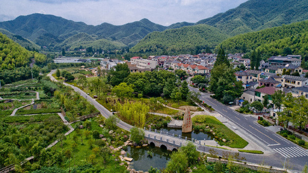 曾黑煙四起、塵土漫天的浙江省安吉縣天荒坪鎮余村，堅持“綠水青山就是金山銀山”的發展理念，如今入村是景、滿眼皆綠，發生了涅槃巨變。朱肇聰攝