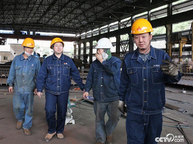 在車間裏跟工友講述做全國黨代表的經歷，是何麗最開心的宣講經歷。（何川 攝）