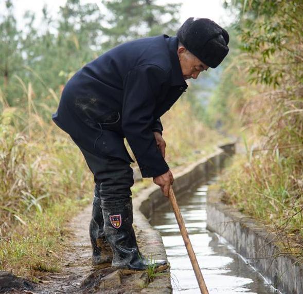 黃大發在清理水渠。劉續 攝