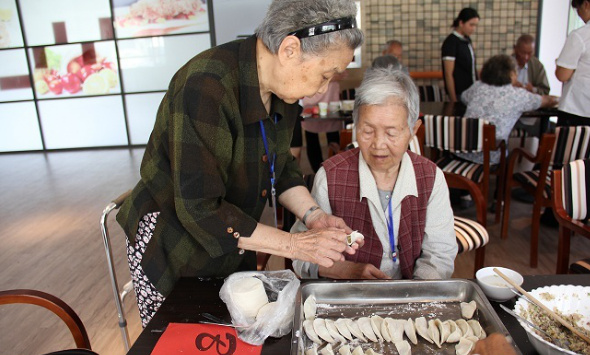 (Seniors of Guanshanhu Community Senior Care Center making dumplings (Jiaozi))