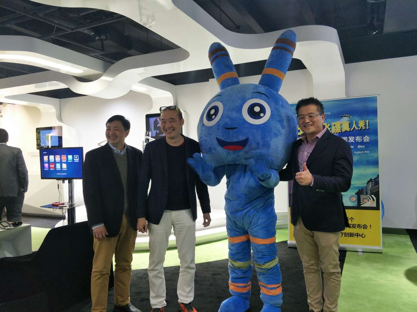 BHG Clinic IVF doctor specialists standing with blue chromosome character in the middle. From left to right: Dr Mun Yew Wong from Singapore, Dr Wei Siang Yu (founder and chairman of BHG Clinic), Dr Kenneth Leong from Melbourne, Australia