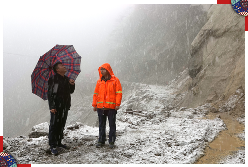 馬正山冒雪進山查看崩塌的獨龍江公路（李文亮/攝）