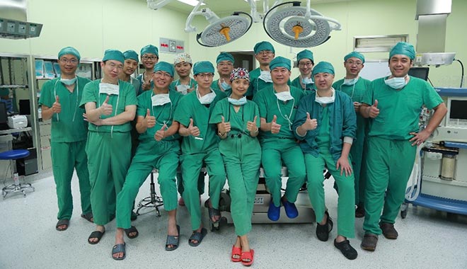 董家鴻(前排右三)和他的團隊成員