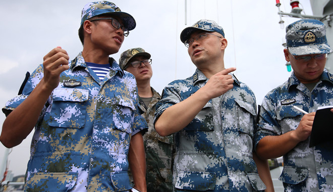 廖新華隊長帶骨幹人才奔赴海軍某基地調研相關問題與艦長交流工作經驗採集相關數據信息。王臻攝