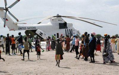 Food aid is offloaded from a United Nations helicopter in the southern Sudanese town of Akobo, 2009. (AFP/File/Peter Martell)