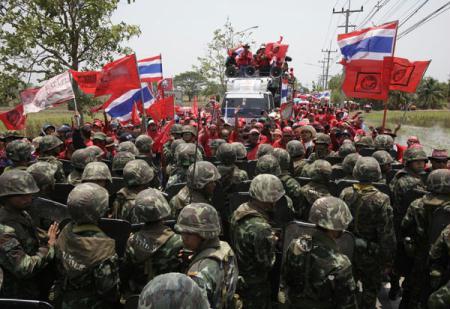 Anti-government "red shirt" protesters fight with army soldiers at Thaicom Teleport on the outskirts of Bangkok in Pathum Thani province April 9, 2010.  (Xinhua/Reuters Photo)