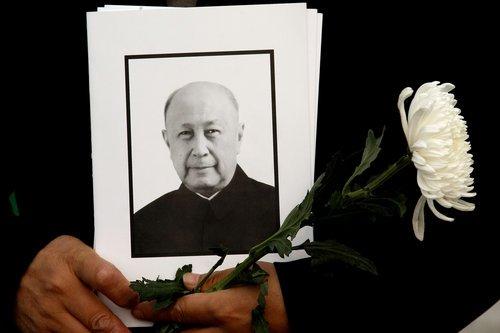 A farewell ceremony for late Chinese space scientist Qian Xuesen was held morning on Nov.6, 2009 at the Beijing Babaoshan Cemetery. Qian Xuesen, widely acclaimed as the country鈥檚 鈥渇ather of space technology鈥?and 鈥渒ing of rocketry鈥? died of illness in Beijing Saturday morning at the age of 98. Under the guidance of Qian, also known as Tsien Hsue-shen, China finished the blueprint on developing jet and rocket technology. He also played a significant role in developing the country鈥檚 first artificial earth satellite.