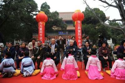 Children kowtow to the old during the "Third Double Nine Festival Rites for the Elderly" jointly organized by the Confucian Temple and Imperial College Museum in Beijing, October 25, 2009. [CFP]