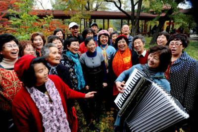 Members of a chorus formed by local seniors practice their program on the eve of the Double Ninth Festival, also Senior’s Day, in Shenyang, northeast China’s Liaoning province on October 25, 2009. The festival falls on the ninth day of the ninth lunar month. China marks the day to respect and help seniors. [CFP]