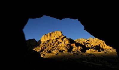 This photo taken on Oct. 25, 2009 shows the ruins of Guge Kingdom in southwest China's Tibet Autonomous Region. The ruins of Guge Kingdom is situated at a 300-meter-high hill with over 300 caves and destroyed earth buildings in Zhada County in the west tip of Ngari Prefecture of the Tibet Autonomous Region. The kingdom came into existence against nature in a desolate plateau 4,000 meters above sea level and lasted for over 700 years. It suddenly disappeared in 1635. (Xinhua/Purbu Zhaxi)