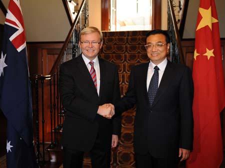 Australian Prime Minister Kevin Rudd (L) meets with visiting Chinese Vice Premier Li Keqiang in Canberra, capital of Australia, Oct. 30, 2009.(Xinhua/Liu Jiansheng)