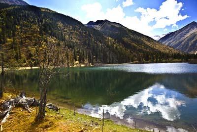 The Dagu Glaciers Scenic Area is located in Heshui County. It shines like a huge pearl embedded in the Dagu mountain side. The Dagu Glaciers are rare contemporary glaciers. In autumn, the heavy forests all around the snow-capped peaks turn golden as if they were deep-dyed. [Photo: Xinhuanet]