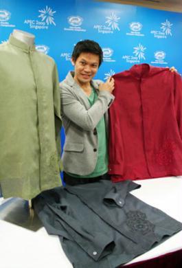 Singaporean designer Wykidd Song displays the APEC Singapore 2009 leaders' attire in Singapore, Oct. 28, 2009. Singapore unveiled on Wednesday the design of the customary leaders' attire for the Asia Pacific Economic Cooperation (APEC) summit in November. The APEC Singapore 2009 leaders' attire is designed by Singaporean Wykidd Song and taken from the inspiration of the Peranakan culture, which reflects Singapore's identity as a multi-racial and multi-cultural society. The dress has a lotus design with 21 petals, which represent the 21 APEC economies. (Xinhua/Gao Chuan)