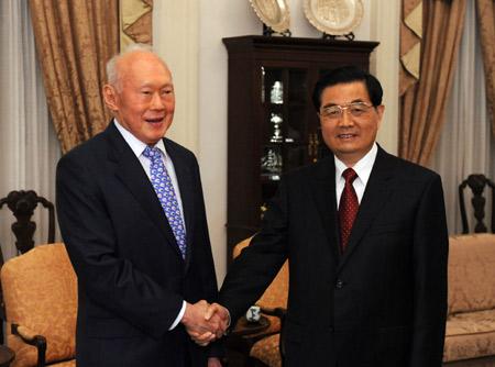 Chinese President Hu Jintao (R) shakes hands with Singapore's Minister Mentor Lee Kuan Yew during their meeting in Singapore, on Nov. 11, 2009. Hu Jintao arrived here on Wednesday for a state visit and the Economic Leaders Meeting of the Asia-Pacific Economic Cooperation (APEC), scheduled for Saturday and Sunday.(Xinhua/Huang Jingwen)