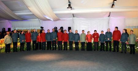 Chinese President Hu Jintao (11th, L) poses for a group photo with other participants of the 17th APEC Economic Leaders Meeting in Singapore, Nov. 14, 2009.(Xinhua/Ju Peng)