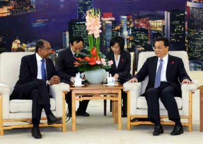 Chinese Vice Premier Li Keqiang (R Front) meets with Joint United Nations Program on HIV/AIDS (UNAIDS)  Michel Sidibe (L Front) in Beijing, capital of China, Nov. 25, 2009. (Xinhua/Li Tao)