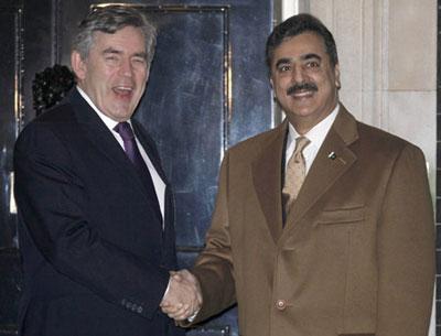 Britain's Prime Minister Gordon Brown (L) greets his Pakistani counterpart Yousuf Raza Gilani on the step of 10 Downing Street in central London, December 3, 2009.(Xinhua/Reuters Photo)