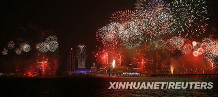 Fireworks explode during celebrations of the 10th anniversary of Macao's return to the motherland in Macao SAR of south China on Dec. 20, 2009. (Xinhua/Reuters Photo)