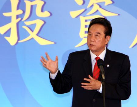 Chen Yunlin, president of the Chinese mainland's Association for Relations Across the Taiwan Straits (ARATS), speaks on a symposium on the investment of Chinese mainland to Taiwan, in Taichung of southeast China's Taiwan, Dec. 23, 2009. (Xinhua/Yuan Man)