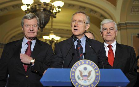 U.S. Senate majority leader Harry Reid (C) speaks during a news conference in Washington Dec. 24, 2009.(Xinhua/Zhang Yan)