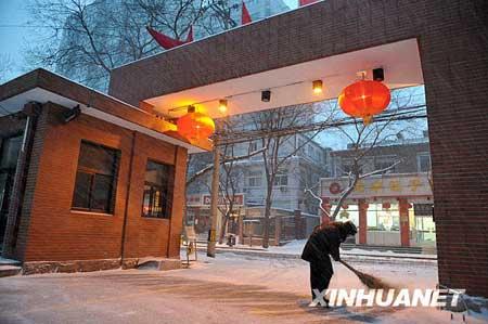 China's capital city Beijing was hit by the second snowfall in the three-day New Year holiday on Sunday morning, which was much heavier than the first one on Saturday.