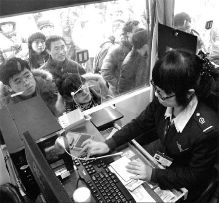 Students at Xi'an Jiaotong University book tickets at a mobile vendor on the campus on Saturday. As the annual transportation peak draws near, the Xi'an Railway Bureau is starting to sell tickets at universities and has added more service windows at railway stations. [Wang Zhen/China Daily] 