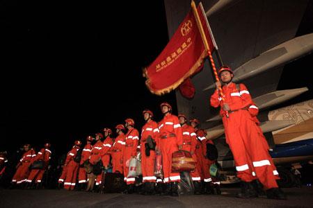 A Chinese rescue team arrive at the airport in Haitian capital Port-au-Prince on Jan. 14, 2009.(Xinhua/Xing Guangli)