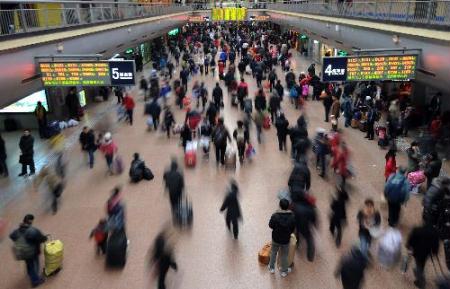 Passengers rush to catch their trains at Beijing West Railway Station in Beijing, China, Jan. 20, 2010.   (Xinhua/Jin Liangkuai) 