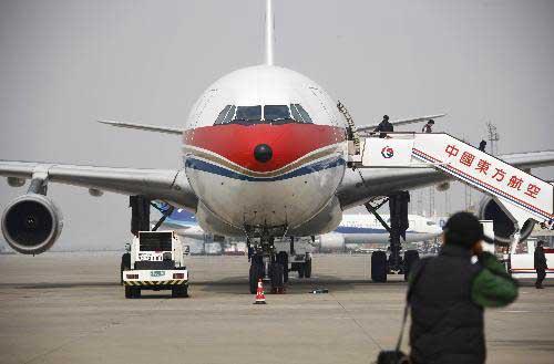 China Eastern Airlines' liner A340 prepare to take off at Shanghai Hongqiao Airport Jan. 23, 2010. The plane will carry another 77-member medical and epidemic prevention team and more than 20 tons of relief materials to Haiti on Sunday. (Xinhua Photo)