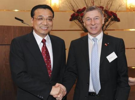 Chinese Vice Premier Li Keqiang (L) shakes hands with Gerold Buehrer, president of Economiesuisse during a dinner party held by the Economiesuisse, the Swiss Business Federation, at Zurich on Jan. 25, 2010. Li Keqiang arrived here on Monday for a four-day official visit to Switzerland, during which he will also attend this year's World Economic Forum (WEF) annual meeting in Davos. (Xinhua/Xie Huanchi)