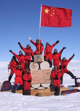 Members of the exploration squad of the 26th Chinese Antarctica expedition team pose for souvenir photos before they leave Grove Mountains, Antarctica, Feb. 2, 2010. The exploration squad left Grove Mountains on Feb. 3 after a 40-day exploration. (Xinhua/Cui Jing)