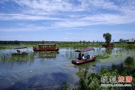 Hanshiqiao park, which is located in Shunyi District of Beijing, has a wetland which is considered the only existing natural reed marsh in the capital. The wetland covers an area of about 1900 hectares, with 163.5 hectares of reed in the center of the area. [Photo:travel.sohu.com] 