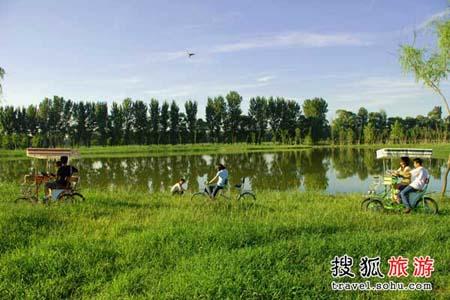 Tour operators at the park offer bicycles and tourists can ride through the three major sections of the park, the forest area, the wetland and the road ringed lake. [Photo:travel.sohu.com] 